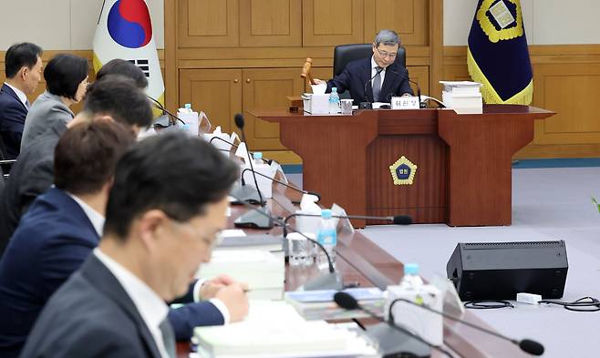 이동원 양형위원장이 30일 오후 서울 서초구 대법원에서 열린 양형위원회 제144차 회의에서 의사봉을 두드리고 있다. /뉴스1
