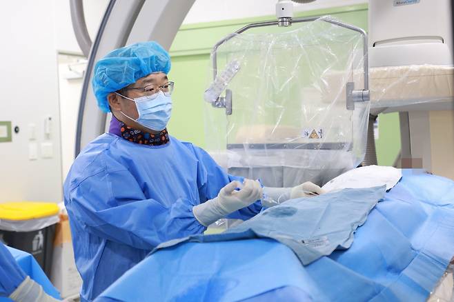 심유식 인하대병원 신경외과 교수가 혈전제거술을 하고 있다. 인하대병원 제공