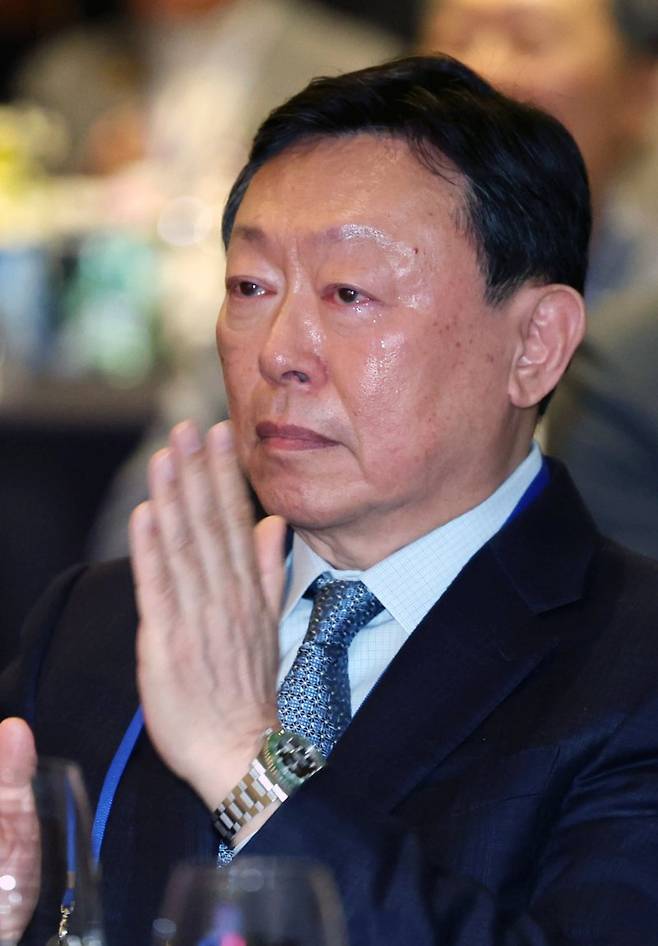 신동빈 롯데그룹 회장이 지난 19일 오전 서울 송파구 시그니엘 서울에서 열린 2026 동계올림픽 대한민국 스키·스노보드 국가대표 선수단 격려 행사에서 선수들의 영상을 보며 눈물을 흘리고 있다. 뉴시스