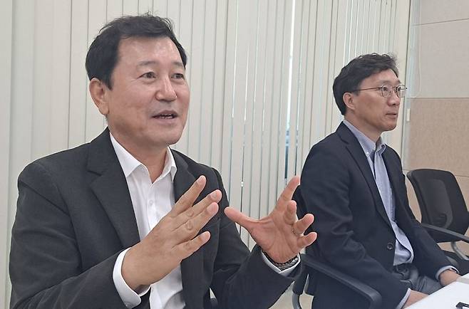 디엠에스 이석화 대표(왼쪽), 김기영 부사장. 디엠에스 제공