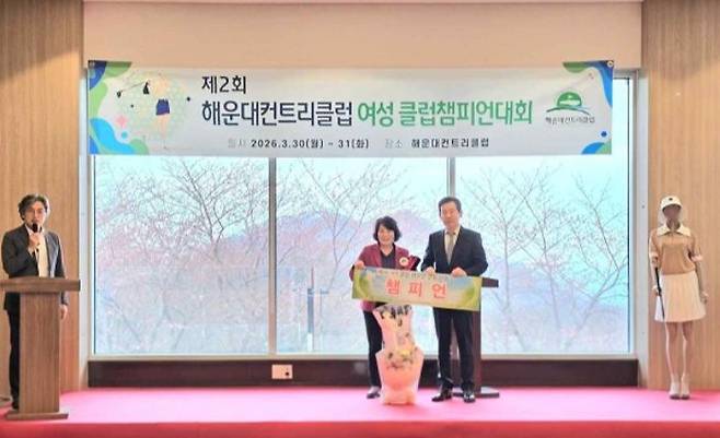 해운대컨트리클럽이 30~31일 개최한 '제2회 해운대컨트리클럽 여성 클럽챔피언대회'에서 2년 연속 우승을 차지한 신정은씨(왼쪽)가 포즈를 취하고 있다. 해운대컨트리클럽 제공