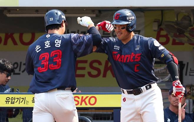지난 29일 대구 수성구 삼성라이온즈파크에서 열린 2026 신한 SOL KBO리그 롯데 자이언츠와 삼성 라이온즈 경기, 롯데 손호영이 솔로 홈런을 친 뒤 더그아웃에 들어서며 전준우와 하이파이브를 하고 있다. 뉴시스