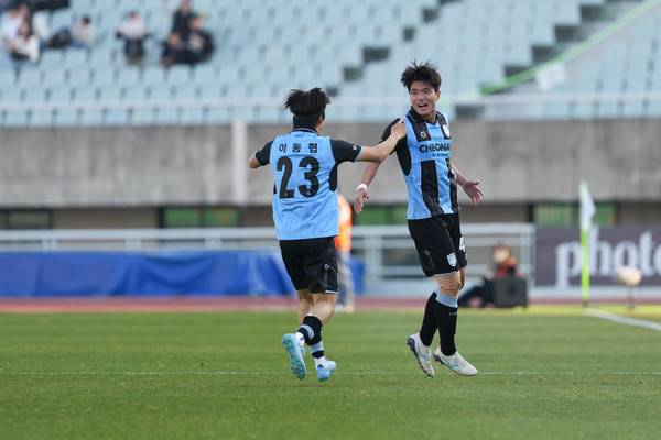 이동협(왼쪽, 천안시티FC)과 우정연. 천안시티FC 제공