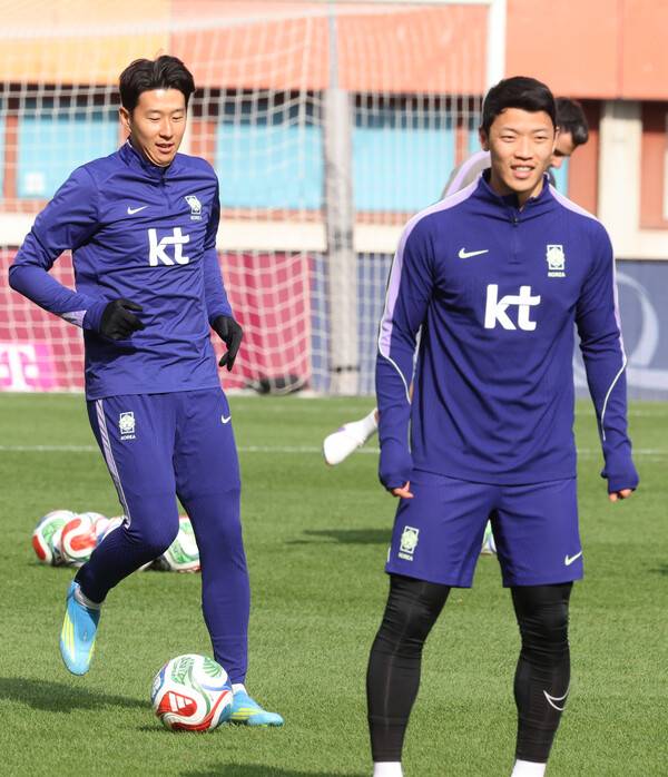 훈련하는 손흥민과 황희찬. 빈/연합뉴스