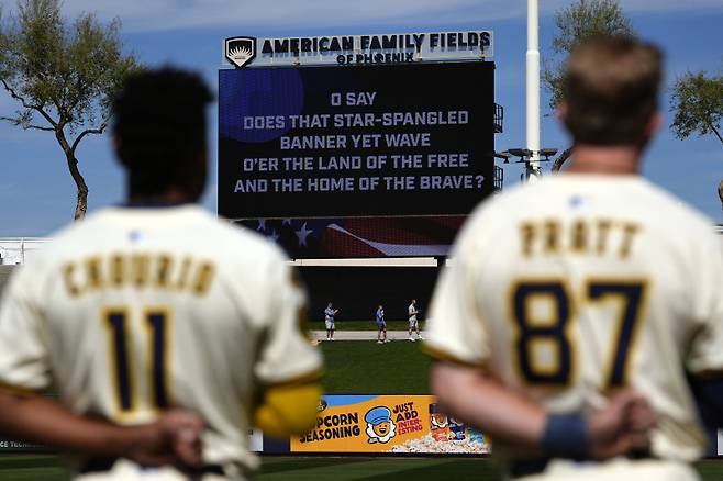 <yonhap photo-2209=""> Milwaukee Brewers' Jackson Chourio (11) and Cooper Pratt (87) stand with their hands over their hearts during the national anthem before a spring training baseball game against the Seattle Mariners, Monday, Feb. 24, 2025, in Phoenix, Ariz. (AP Photo/Carolyn Kaster)/2025-02-25 09:48:29/ <저작권자 ⓒ 1980~2025 ㈜연합뉴스. 무단 전재 재배포 금지, AI 학습 및 활용 금지></yonhap>