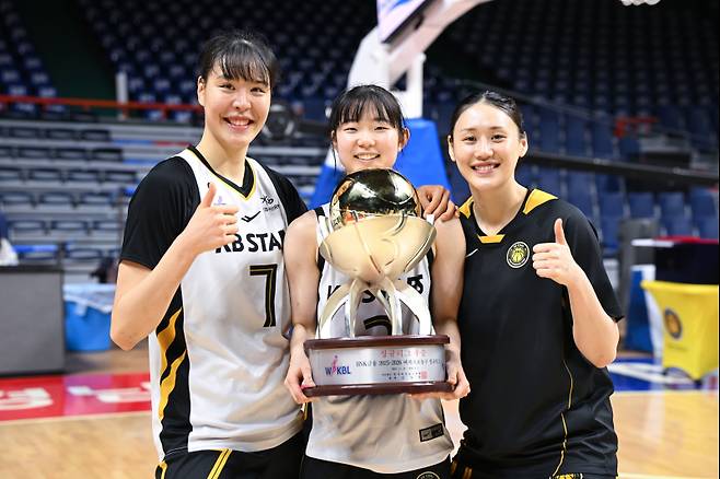 2025~26 여자프로농구 KB의 정규시즌 우승을 이끈 박지수(왼쪽부터), 허예은, 강이슬. WKBL 제공