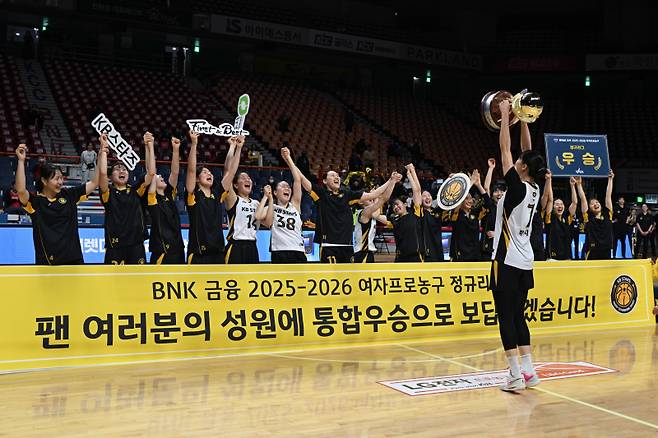 30일 부산 사직실내체육관에서 열린 2025~26 여자프로농구 부산 BNK와의 원정 경기에서 우승을 확정한 KB 선수들이 세리머니를 하고 있다. WKBL 제공