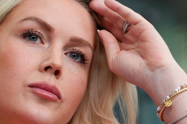 캐롤라인 리빗 백악관 대변인이 30일(현지시간) 워싱턴 백악관에서 기자들과 이야기를 나누고 있다.AP=연합뉴스