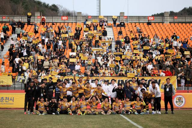 ▲ 춘천시민축구단 선수단이 29일 춘천송암스포츠타운주경기장에서 열린 창원FC와 2026 K3리그 4라운드 맞대결에서 승리한 뒤 기쁨을 나누고 있다. 춘천시민축구단 제공