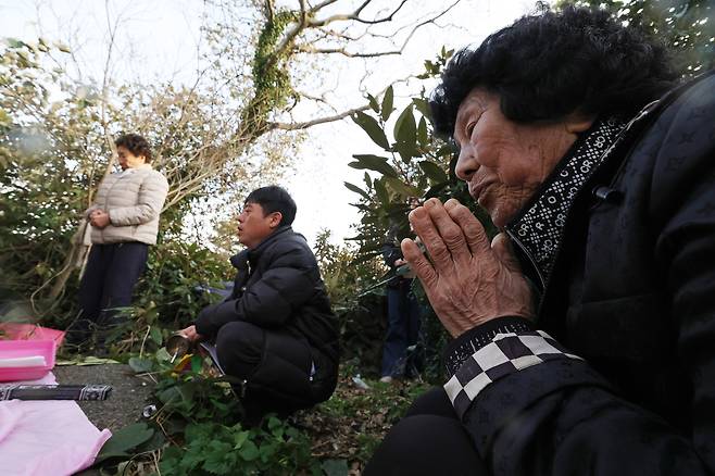 해녀들과 심방(무당)이 지난 20일 마을 신당을 찾아 뒷날 있을 풍어제를 고하는 의식을 치르고 있다.