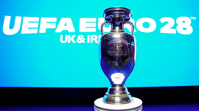 영국과 아일랜드에서 열릴 유로 2028 우승팀이 들어올릴 앙리 들로네 트로피. 게티이미지코리아