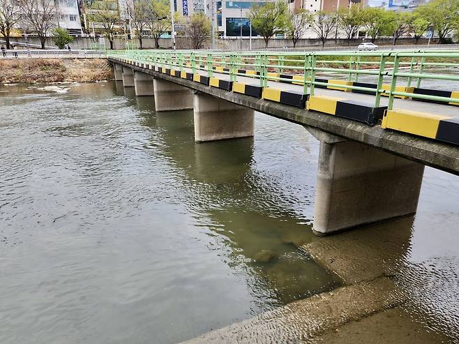 31일 여성 시신이 담긴 여행용 가방이 발견된 대구 북구 신천 잠수교의 모습. 독자 제공
