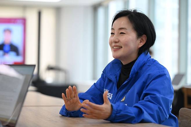 제윤경 더불어민주당 하동군수 후보가 30일 국민일보 본사에서 인터뷰를 하고 있다. 김지훈 기자