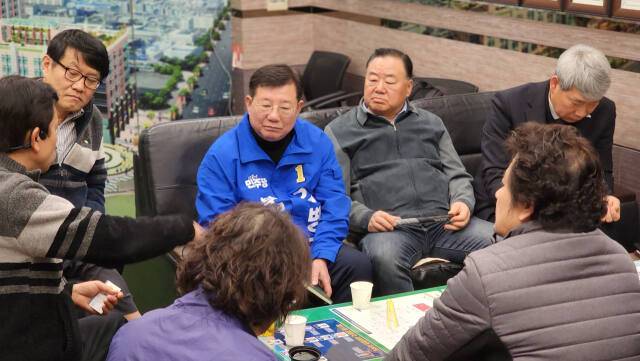 김병기 부평구청장 예비후보가 부평지역 중소기업인들을 만나 현안에 대한 의견을 나누고 있다. 김병기 예비후보 선거캠프 제공