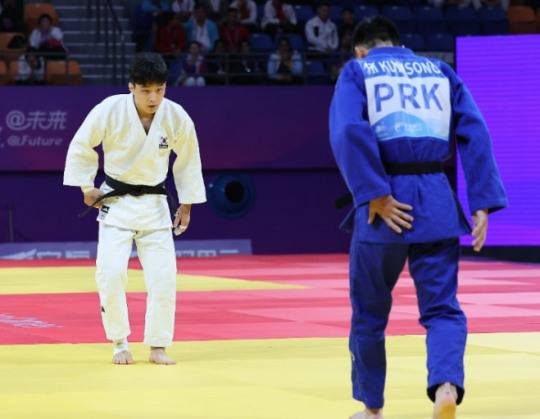 2023년 항조우 아시안게임 남자 유도에서 남북한 선수가 경기에 앞서 인사를 나누는 모습. 하얀 유도복이 한국 안바울.