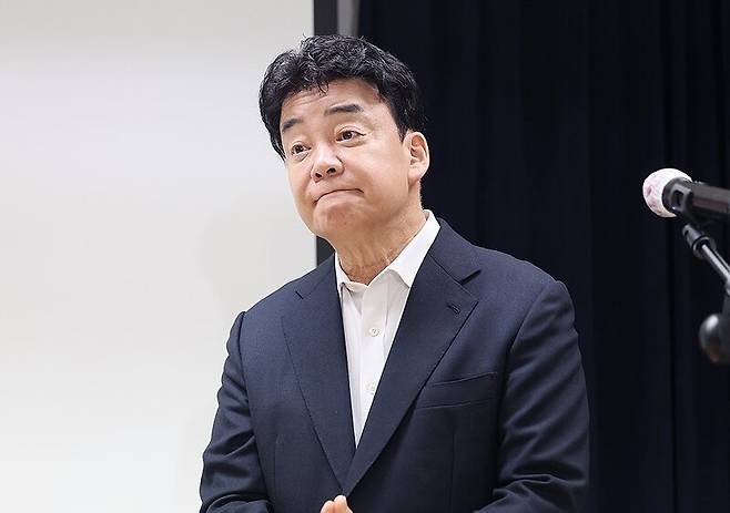 백종원 더본코리아 대표가 서울 서초구 스페이스쉐어 강남역센터에서 열린 첫 정기 주주총회를 마친 뒤 언론 앞에서 입장 표명 및 질의 응답 시간을 갖고 있다. 2025.3.28 / 사진=연합뉴스