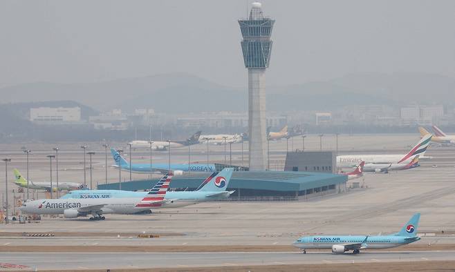 최근 유가 급등 여파로 국제선 감편이 잇따르는 가운데 지난 30일 인천국제공항 제1·2여객터미널에 항공기들이 멈춰 있다. 한주형 기자