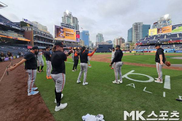 이정후를 비롯한 샌프란시스코 타자들이 스트레칭을 하고 있다. 사진(美 샌디에이고)= 김재호 특파원