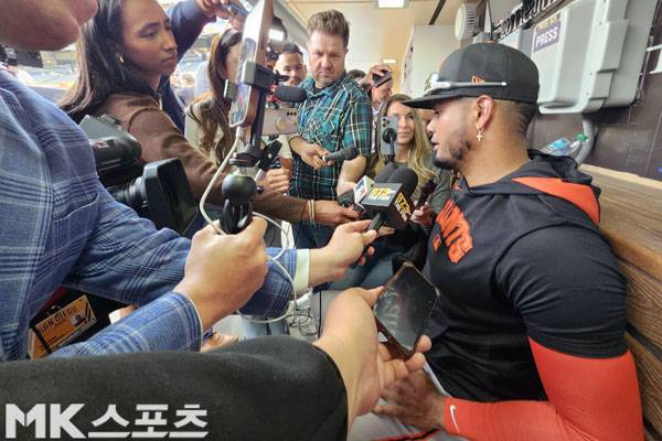 아라에즈가 인터뷰를 갖고 있다. 사진(美 샌디에이고)= 김재호 특파원