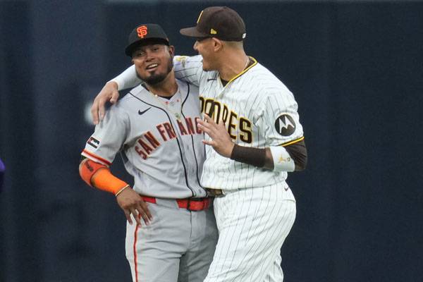 아라에즈가 경기를 앞두고 매니 마차도와 이야기를 나누고 있다. 사진= AP= 연합뉴스 제공