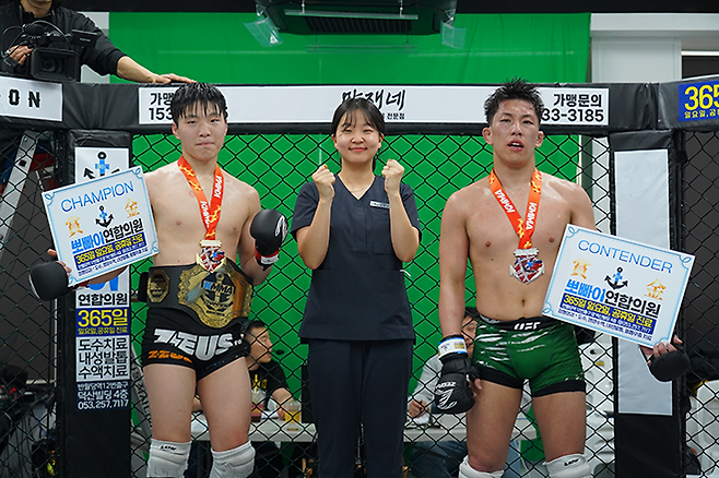 임유홍이 2026년 3월 KMMA 페더급 잠정챔피언 등극 후 메인스폰서 뽀빠이연합의원 소속 이정민 물리치료사와 함께 기념 촬영을 하고 있다. 오른쪽은 일본 컴뱃삼보선수권대회 우승자 출신 이구치 쇼헤이. 사진=뽀빠이연합의원KMMA파이터에이전시 제공