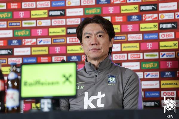 한국과의 평가전을 앞둔 오스트리아 매체가 한국에 대해 "쉽게 이길 수 있는 상대"라는 평가를 내놨다. 사진은 홍명보 대한민국 축구 국가대표팀 감독이 오스트리아전을 하루 앞둔 30일(현지시간) 오스트리아 에른스트 하펠 스타디움에서 공식 기자회견을 하는 모습. /사진=뉴스1