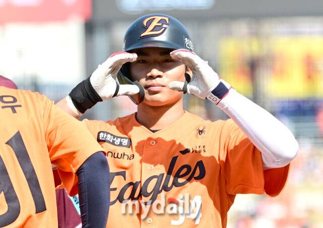 2026년 3월 28일 오후 대전 한화생명볼파크에서 열린 ‘2026 신한 SOL KBO리그' 개막전 키움 히어로즈와 한화 이글스의 경기. 한화 오재원이 3회말 1사 후 데뷔 첫 안타를 친 뒤 세리머니를 하고 있다./마이데일리