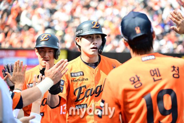 2026년 3월 29일 오후 대전 한화생명볼파크에서 열린 ‘2026 신한 SOL KBO리그' 키움 히어로즈와 한화 이글스의 경기. 한화 2루 주자 심우준이 2회말 2사 2.3루서 오재원의 2타점 적시타 때 홈을 밟고 기뻐하고 있다./마이데일리