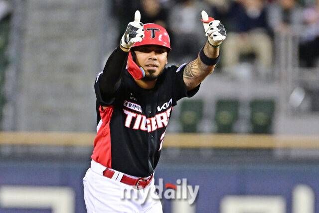 31일 서울 잠실야구장에서 열린 '2026 신한 SOL BANK KBO리그' LG 트윈스와 KIA 타이거즈 경기.KIA 카스트로가 2회초 2사 1-3루에 2타점 적시 2루타를 친 후 기뻐하고 있다./잠실=한혁승 기자