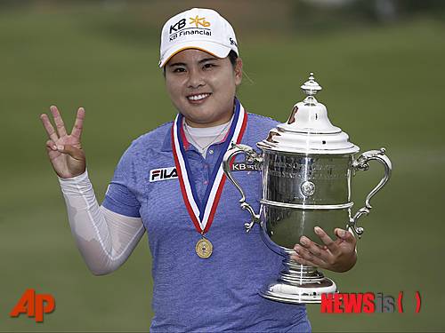 【사우스햄턴(미 뉴욕주)=AP/뉴시스】박인비가 시즌 최다 연승 기록에 도전한다. 박인비는 11일 캐나다 워털루 그레이실로 골프클럽에서 열리는 2013년 매뉴라이프 클래식 대회에서 승리하면 올시즌 최다 연승인 4연승을 올리게 된다. 사진은 박인비가 지난 1일(한국시간) 미국 뉴욕주 사우스햄턴의 세보낵 골프클럽(파72·6821야드)에서 열린 미국여자프로골프(LPGA) 투어 US여자오픈(총상금 325만 달러) 우승을 차지한 후 시즌 세 번째 메이저 대회 우승을 뜻하는 손가락 세 개를 펴보이고 있는 모습. 2013.07.08