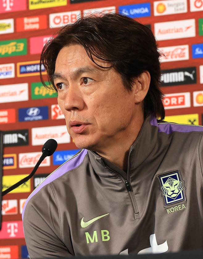 오스트리아전을 하루 앞둔 30일(현지시간) 홍명보 축구 국가대표팀 감독이 경기가 열릴 에른스트 하펠 스타디움에서 공식 기자회견을 하고 있다. 연합뉴스