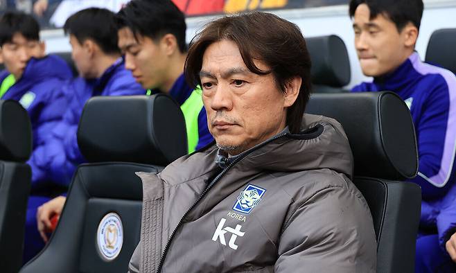 홍명보 대한민국 축구 국가대표팀 감독이 지난 28일 영국 밀턴킨스 스타디움 MK에서 열린 코트디부아르와 평가전에 입장해 경기 시작을 기다리고 있다. 밀턴킨스=연합뉴스