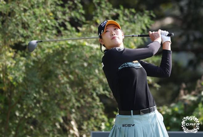 티샷을 날린 뒤 공의 방향을 쫓는 방신실. 방신실은 3월 태국 리쥬란 챔피언십을 건너뛰고 국내 개막전을 기다렸다. 그는 작년 4월 한달 동안 4차례 대회에서 우승, 준우승을 포함해 4번 모두 톱10에 들었다. KLPGA 제공.