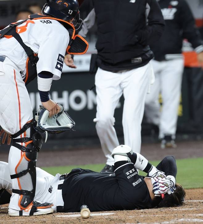 헤드샷으로 쓰러진 KT 허경민 - 31일 대전 한화생명볼파크에서 열린 2026 신한 SOL KBO리그 KT 위즈와 한화 이글스의 경기에서 5회초 1사 KT 허경민이 한화 엄상백에게 머리에 공을 맞으며 쓰러져 있다. 2026.3.31 대전 뉴스1