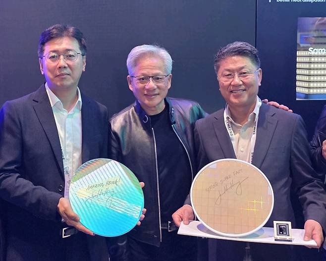 젠슨 황(가운데) 엔비디아 최고경영자(CEO)가 지난 16일(현지 시간) 미국 산호세에서 개막한 ‘GTC 2026’ 행사 중 삼성전자 부스를 방문해 황상준(왼쪽) 삼성전자 메모리개발담당 부사장, 한진만 삼성전자 파운드리 사업부장과 기념촬영을 하고 있다. 사진 제공=삼성전자