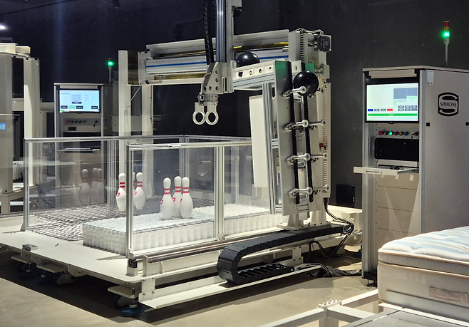 시몬스 팩토리움의 수면연구 R&D 센터 내 완성품 테스트실에서 ‘낙하 충격 테스트’가 진행되고 있다. 김지원 기자