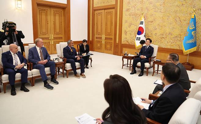 이재명 대통령이 31일 청와대에서 미국 하원의원단을 접견하고 있다. ⓒ연합뉴스