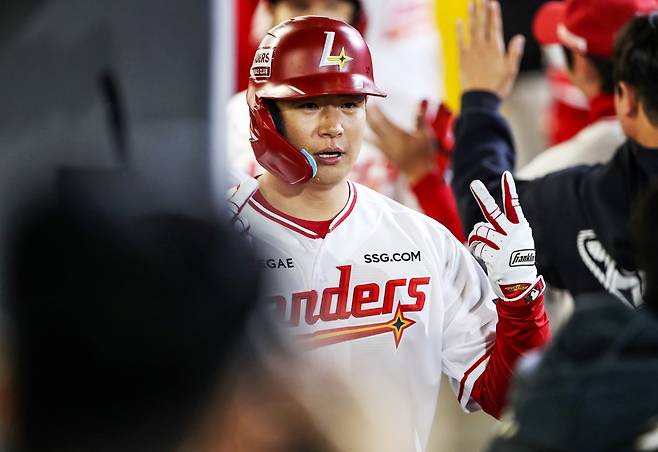 SSG 김재환이 3월 31일 인천SSG랜더스필드서 열린 ‘2026 신한 SOL KBO리그’ 키움과 홈경기서 4번 지명타자로 선발출전해 7회말 올해 첫 홈런을 친 뒤 세리머니를 하고 있다. 사진제공 |SSG 랜더스