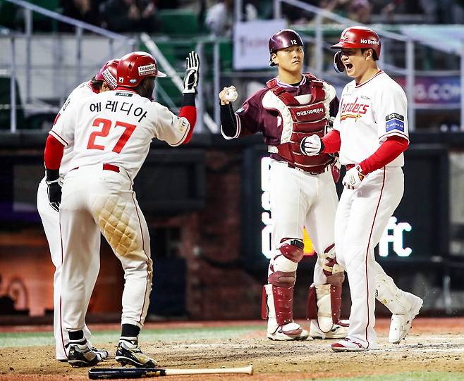 SSG 김재환(오른쪽 첫 번째)이 3월 31일 인천SSG랜더스필드서 열린 ‘2026 신한 SOL KBO리그’ 키움과 홈경기서 4번 지명타자로 선발출전해 7회말 올해 첫 홈런을 친 뒤 동료와 기쁨을 누리고 있다. 사진제공 |SSG 랜더스