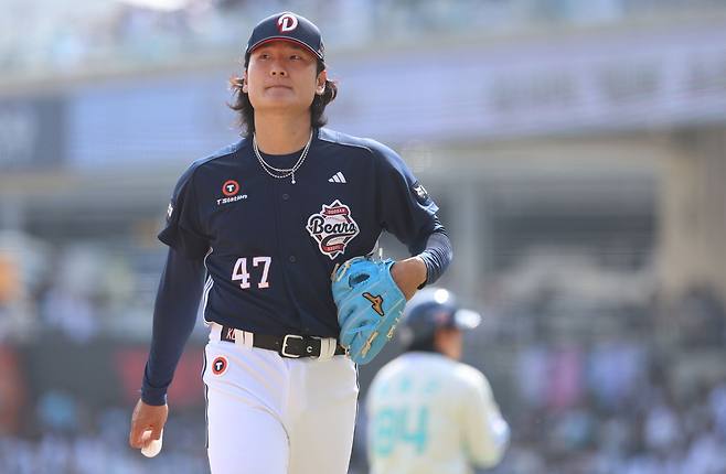 두산 곽빈이 지난 29일 창원 NC전 선발 등판 후 교체돼 더그아웃으로 향하고 있다. 두산 베어스 제공