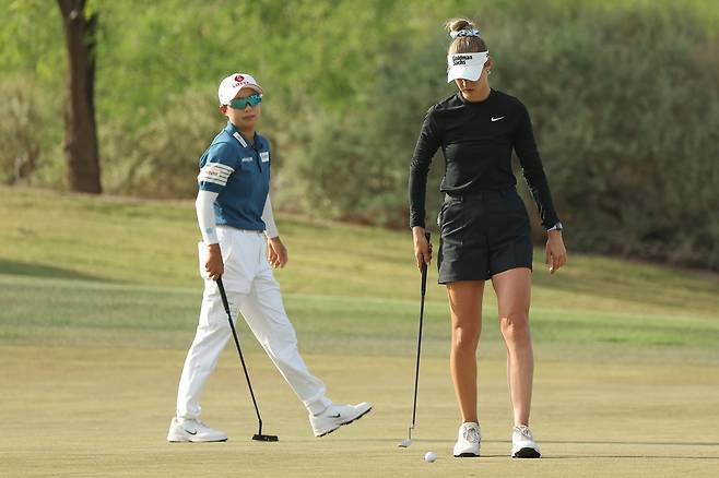 김효주(왼쪽)가 지난 30일 미국 애리조나주 피닉스의 월윈드 골프 클럽에서 열린 LPGA 투어 포드 챔피언십 최종 라운드 도중 13번 홀에서 넬리 코르다와 함께 그린을 살펴보고 있다. 게티이미지코리아