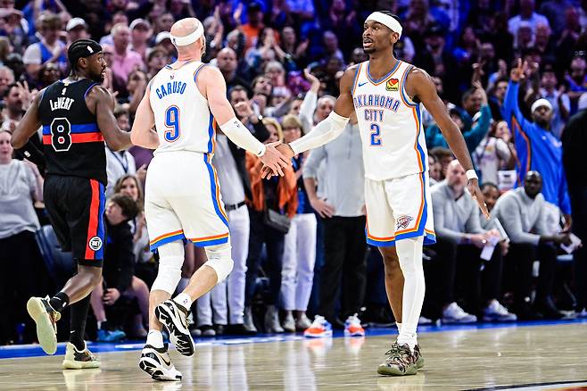 오클라호마시티 샤이 길저스 알렉산더가 31일 디트로이트전에서 동료 알렉스 카루소와 하이파이브하고 있다. AP연합뉴스