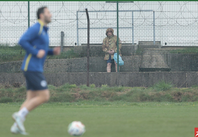 이탈리아 군인이 30일 보스니아 헤르체고비나 대표팀 훈련을 염탐하는 장면이 포착됐다. RMC스포츠 SNS