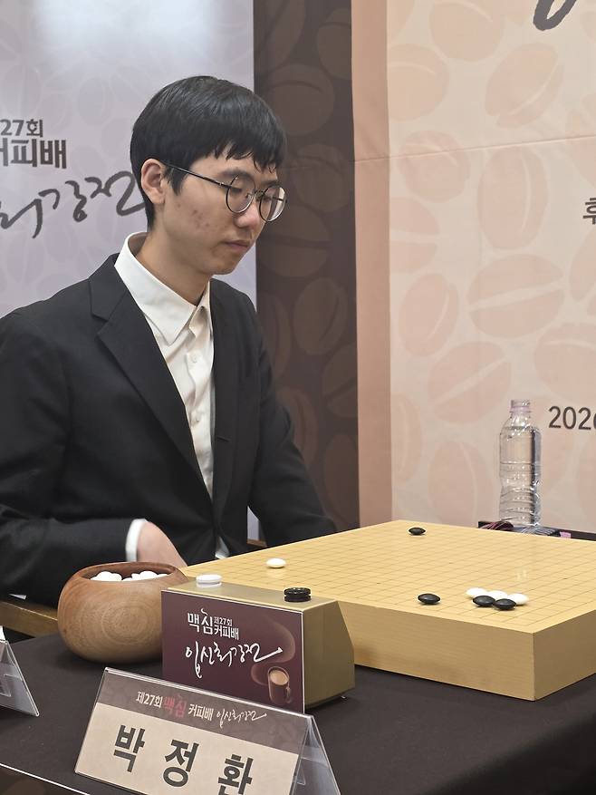 변상일 9단이 31일 원주 오크밸리 리조트에서 열린 제27회 맥심커피배 입신최강전 결승 2국에서 박정환 9단과 대국하고 있다. 원주 | 윤은용 기자