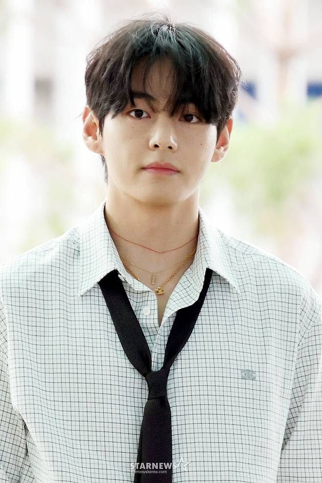 그룹 방탄소년단(BTS) 뷔가 패션 브랜드 행사 차 4일 오전 인천국제공항을 통해 출국하고 있다. 2025.10.04 /사진=임성균 tjdrbs23@