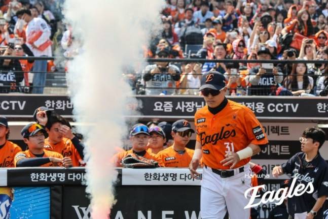 손아섭이 지난 28일 개막전을 앞두고 선수 소개 때 그라운드로 뛰어 나가고 있다. /사진=한화 이글스 제공
