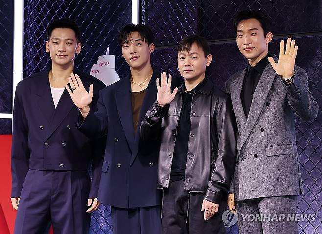 '사냥개들2' 포즈 취하는 감독과 출연진 (서울=연합뉴스) 이재희 기자 = 배우 정지훈(왼쪽부터), 우도환, 김주환 감독, 배우 이상이가 31일 서울 중구 앰배서더서울풀만호텔에서 열린 넷플릭스 시리즈 '사냥개들' 시즌2 제작발표회에 참석, 포즈를 취하고 있다. 2026.3.31 scape@yna.co.kr