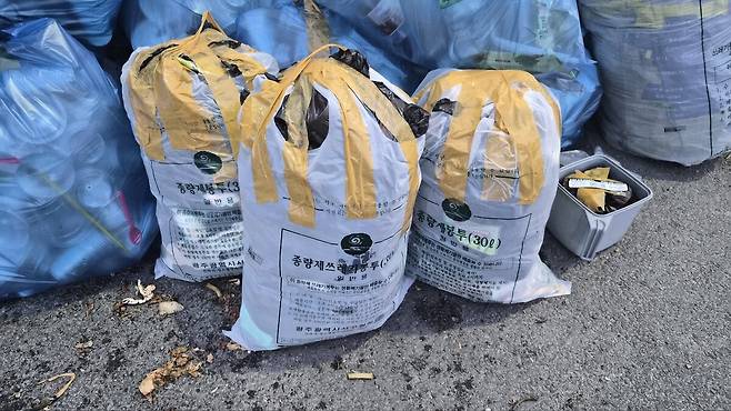 31일 광주광역시 서구 유덕동에 과적 배출된 쓰레기 종량제 봉투가 놓여 있다. 독자 제공