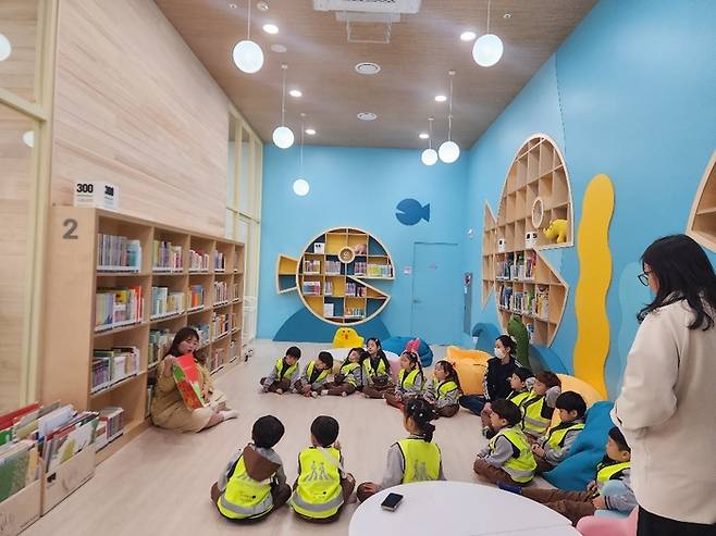 지난해 울산어린이청소년도서관의 견학 행사 모습. 울산도서관 제공