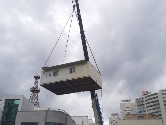 지난해 근무 공간이 부족해 청사 옥상에 설치한 컨테이너가 건물 균열로 다시 철거하는 모습. 독자 제공